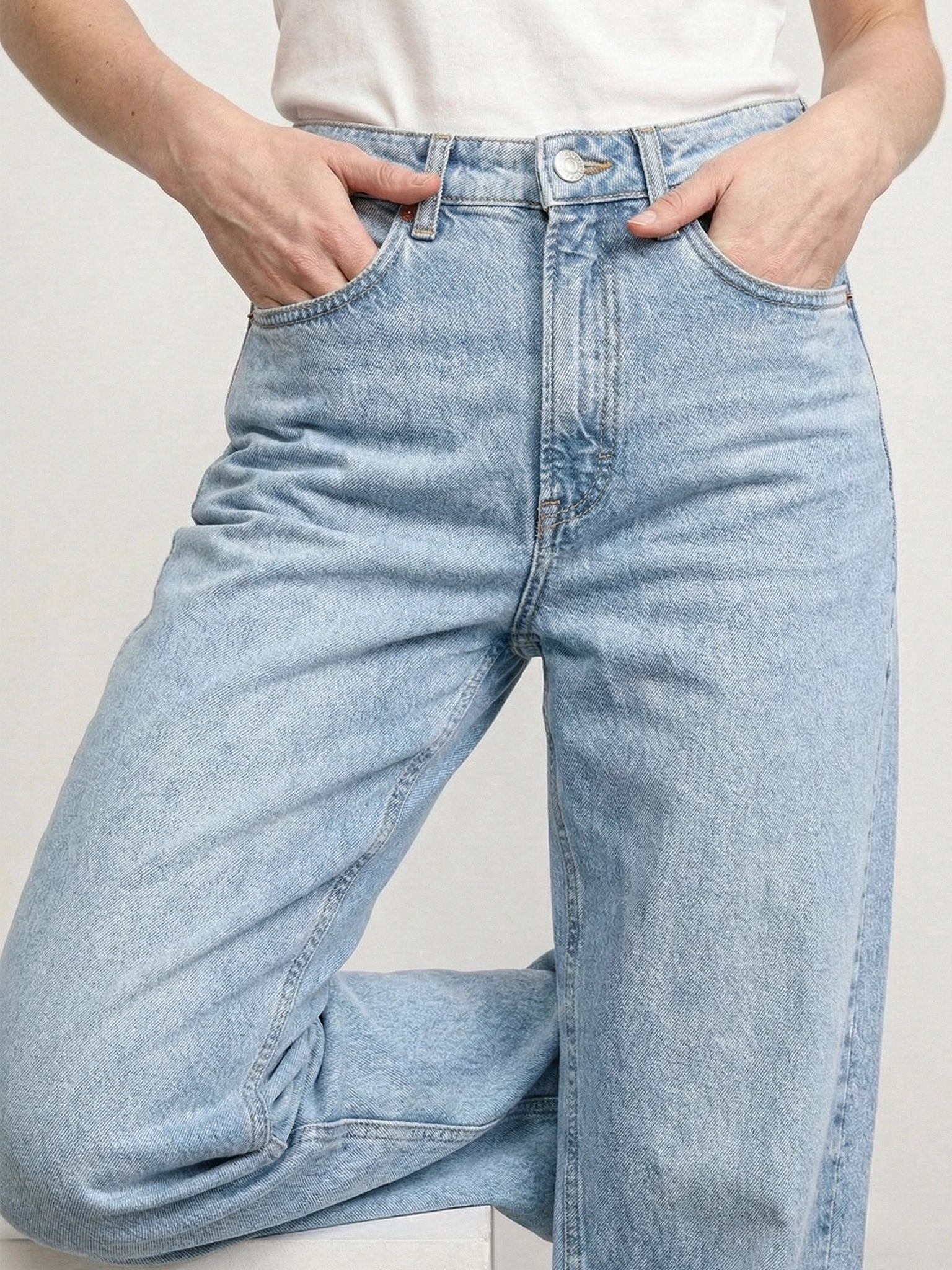 Джинсы голубого цвета 